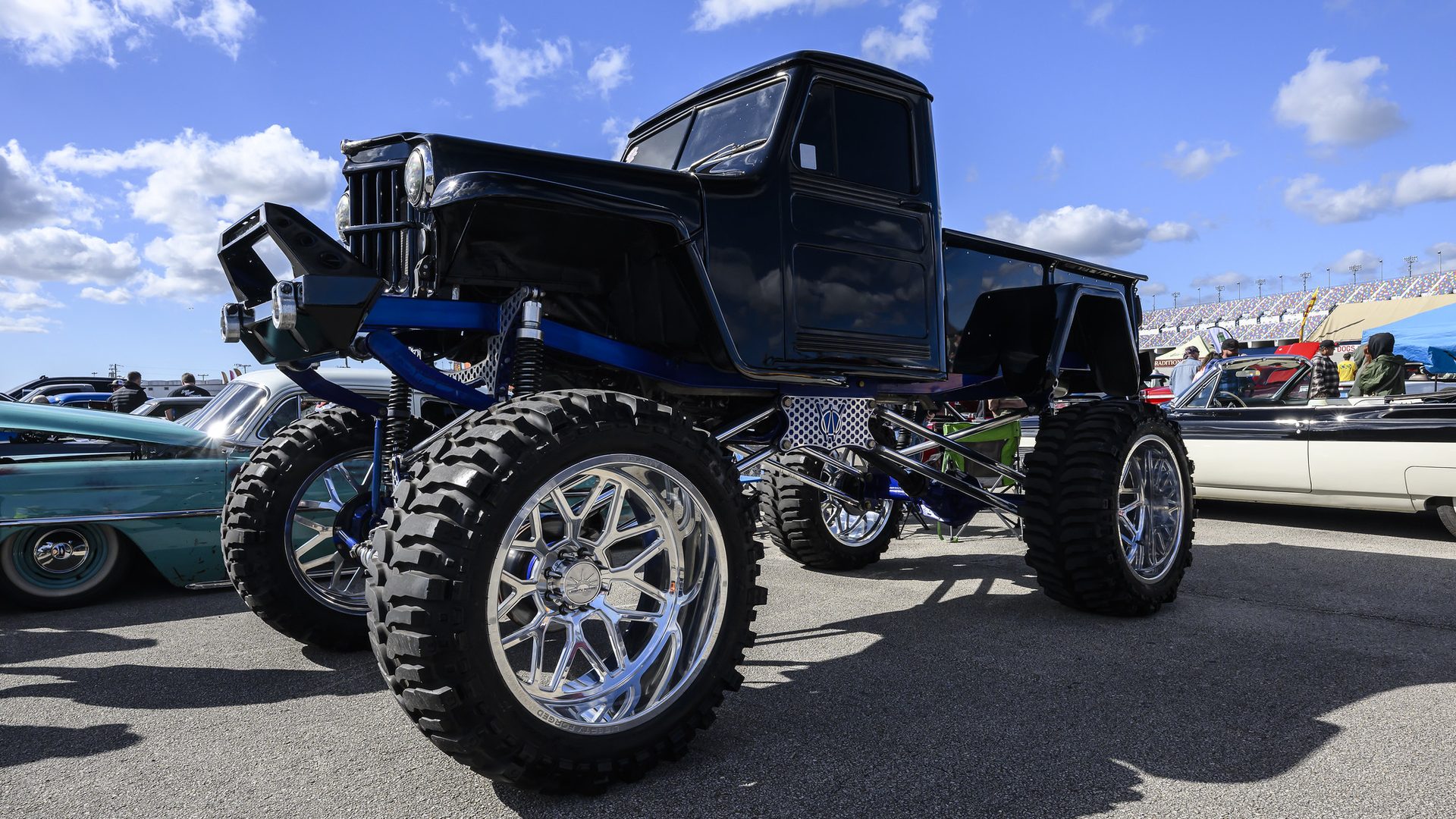 Show cars at the Daytona Turkey Run®