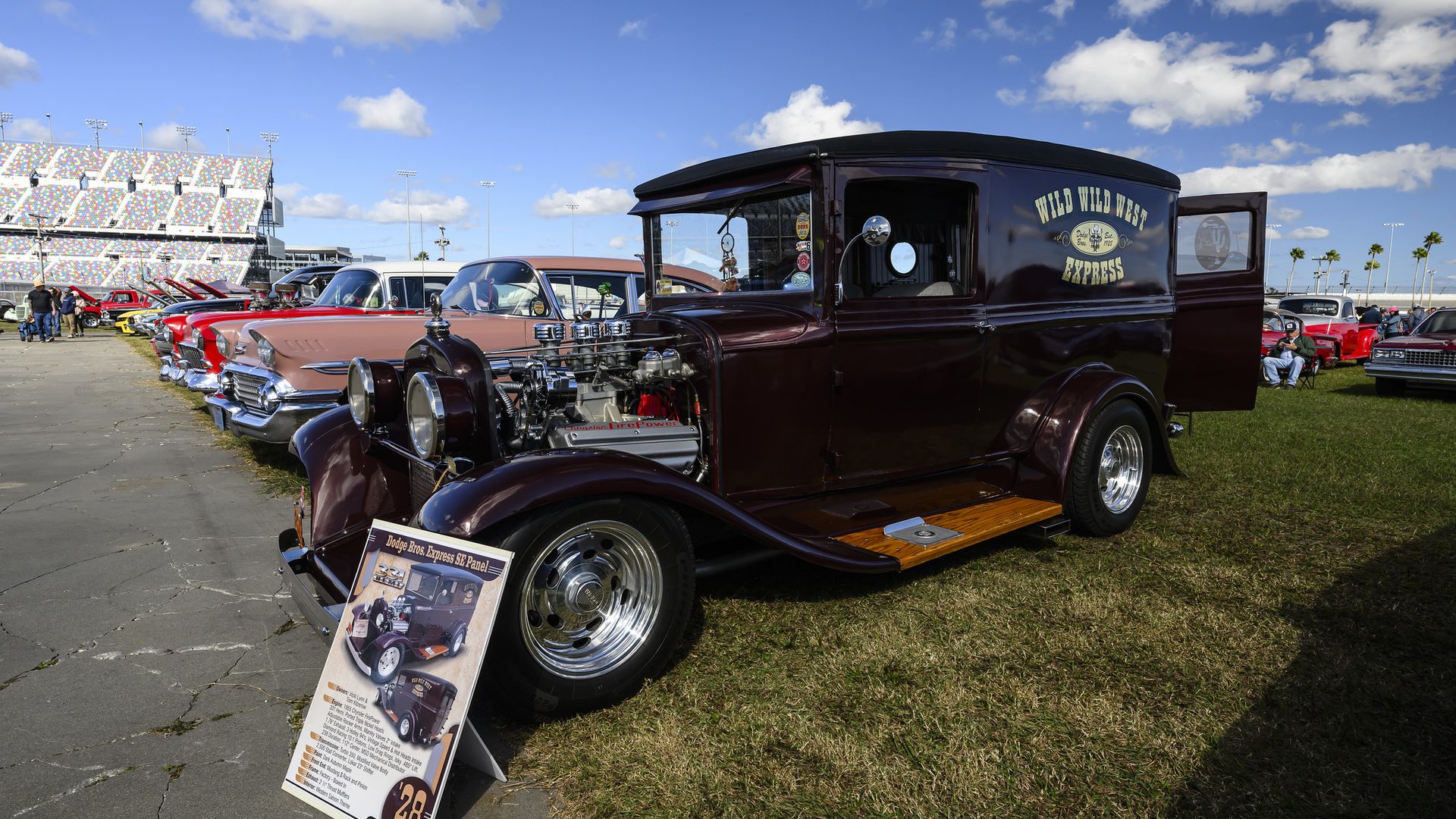 Show cars at the Daytona Turkey Run®